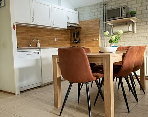 Moderne keuken en eethoek in Callantsoog de Seinpost nr 6 bungalow aan de Noordzeekust in Noord-Holland.