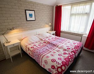 Sfeervolle slaapkamer in Callantsoog de Seinpost nr 6 bungalow aan de Noordzeekust, Noord-Holland.