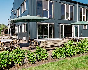 Terras van De Gouwe Droom in Bovenkarspel met parasols en zitgelegenheid, perfect voor ontspanning aan de IJsselmeerkust, Noord-Holland.