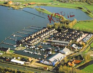 Luchtfoto van MeerParel vakantiehuisjes en jachthaven in Uitgeest, nabij Amsterdam, Noord-Holland.