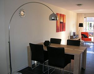 Stijlvolle eetkamer in MeerParel vakantiehuis, Uitgeest, met moderne meubels en natuurlijk licht.