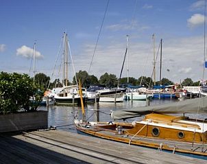 Jachthaven bij MeerParel accommodatie in Uitgeest, Amsterdam, met diverse boten en zonnige omgeving.