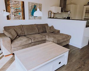 Vakantiehuis Assum in Uitgeest, Noord-Holland met moderne architectuur en waterkant.