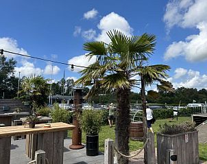 Vakantiehuis Assum in Uitgeest, Noord-Holland met zonnig terras aan het water.