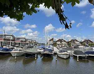 Slaapkamer in Appartement Penthouse, Uitgeest, Noord-Holland, met comfortabele bedden en moderne inrichting.