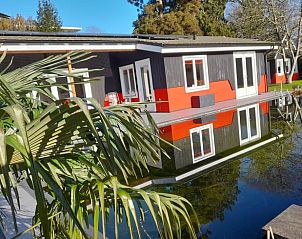 Vakantiehuisje in 's Graveland met moderne veranda en uitzicht op water in Noord-Holland.