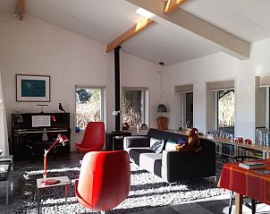 Gezellige woonkamer van Vakantiehuisje in 's Graveland met veel lichtinval in Noord-Holland.