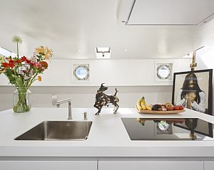 Moderne Kche in Luxus Hausboot Amsterdam Zentrum, stilvolle Einrichtung im Zentrum von Amsterdam, Nord-Holland.