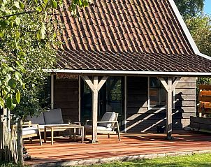 Holzterrasse des Ferienhauses in Broek in Waterland, Amsterdam eo, Nordholland.