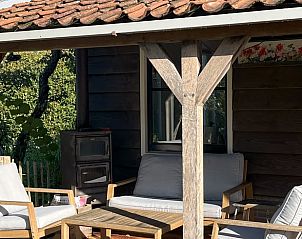 Gemtliche Sitzecke auf der Veranda des Ferienhauses in Broek in Waterland, Amsterdam eo, Nordholland.