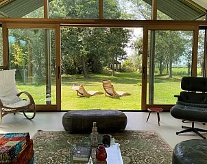 Luxe zithoek met uitzicht op de tuin in Vakantiehuisje in Landsmeer, Amsterdam omgeving.