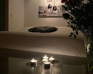 Romantische kaarsverlichting in slaapkamer van Vakantiehuisje in Landsmeer, Amsterdam omgeving.