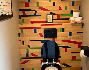 Stijlvolle badkamer in Vakantiehuisje in Landsmeer met unieke wanddecoratie, Amsterdam omgeving.