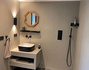 Moderne badkamer met strakke afwerking in Vakantiehuisje in Landsmeer, Amsterdam Noord-Holland.