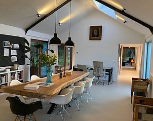 Ruime eetkamer met houten tafel in Vakantiehuisje in Landsmeer, Amsterdam Noord-Holland.