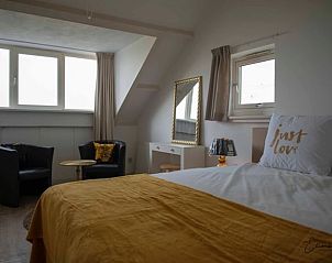 Ruime slaapkamer met tweepersoonsbed in Huisje in Landsmeer, vakantiehuis in Amsterdam eo, Noord-Holland.