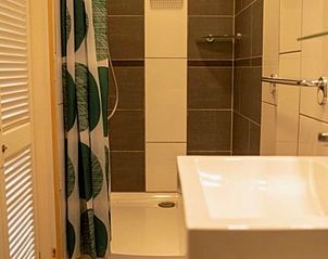 Stijlvolle badkamer met wastafel in Huisje in Landsmeer, vakantiehuis in Amsterdam eo, Noord-Holland.