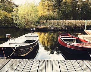 Roeiboten bij de steiger van Huisje in Oude Meer, vakantieaccommodatie in Amsterdam eo, Noord-Holland.
