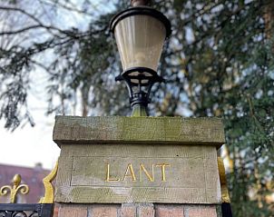 Historische poort met lantaarn bij Huisje in Laren, vakantieaccommodatie in Laren, Amsterdam eo, Noord-Holland.