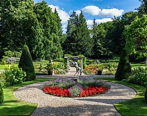 Kleurrijke tuin met beelden bij Huisje in Laren, vakantiehuis in Laren, Amsterdam eo, Noord-Holland.