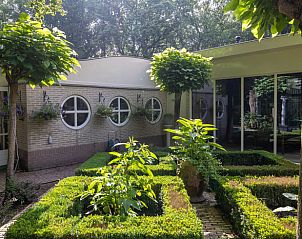 Buitenaanzicht van het moderne Huisje in Laren, vakantieverblijf in Laren, Amsterdam eo, Noord-Holland.