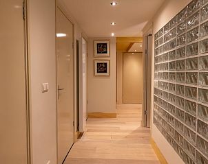 Heldere gang met glazen wand in Huisje in Laren, vakantiehuis in Laren, Amsterdam eo, Noord-Holland.