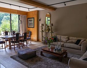 Eetkamer met uitzicht op de natuur in Huisje in Laren, vakantieverblijf in Laren, Amsterdam eo, Noord-Holland.