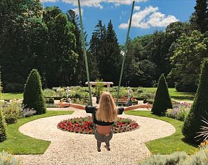 Vrouw geniet van tuin in Vakantiehuisje in Laren, omgeven door natuur in Laren, Amsterdam eo, Noord-Holland.