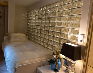 Eenpersoonsbed met glazen wand in Vakantiehuisje in Laren, Laren, Amsterdam eo, Noord-Holland.