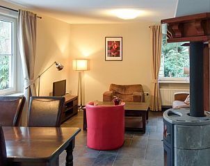 Gezellige woonkamer in 't Boszicht vakantiehuis, Nutter, Twente, met comfortabele zithoek.