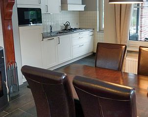 Moderne keuken en eetruimte in 't Boszicht bungalow, Nutter, Twente, ideaal voor familiediners.