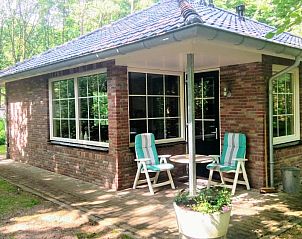 Zonnig terras van 't Boszicht bungalow in Nutter, Twente, met comfortabele stoelen.