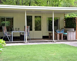 Veranda van Hosta vakantiehuis in Ootmarsum, Twente met comfortabele zitruimte.