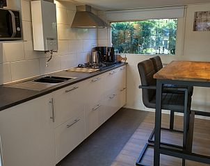 Moderne keuken van Hosta vakantiehuis in Ootmarsum, Twente met eethoek en inbouwapparatuur.