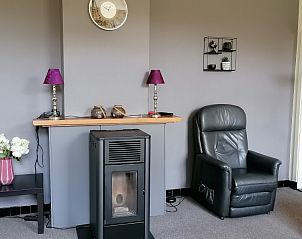 Comfortabele woonkamer in Oald Hengel, De Lutte, Twente, met relaxfauteuil en sfeervolle inrichting.