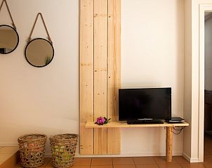 Gezellige zithoek met tv in Hoeve Springendal appartement, Ootmarsum, Twente.