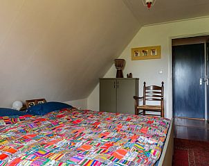 Kleurrijke slaapkamer op zolder in Huisje in Tilligte, vakantieaccommodatie in Twente, Overijssel.