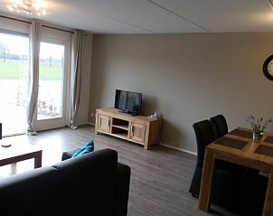 Lichte woonruimte met uitzicht op het landschap bij Boerderij appartementen 't Katreel, Haaksbergen. Genieten van de natuur in Twente.