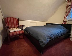 Slaapkamer met tweepersoonsbed in Huisje in Oldenzaal vakantiehuis in Twente, Overijssel.