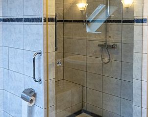 Stijlvolle douche in Huisje in Oldenzaal vakantiehuis in Twente, Overijssel met glazen deur.
