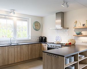 Ruime keuken met houten accenten in Heeckeren vakantiewoning, Enter, Twente.