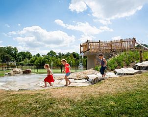 Kinderen ontdekken waterspeelplaats bij vakantiehuis Zeldam, Enter, Twente.