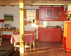 Gezellige keuken in Hoeve Ezelsgoor, vakantiehuis in Denekamp, Twente, met warme houten accenten en landelijke charme.