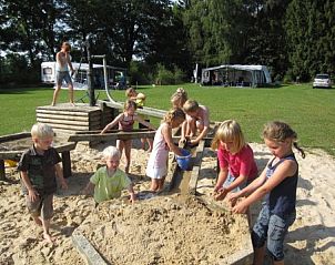 Kinderen spelen in de zandbak bij De Klaproos met Hottub, Notter, Twente, vakantiehuis.