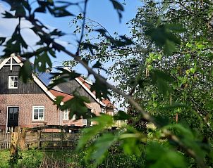 Stijlvolle keuken in vakantiehuis Manderveen, Twente, met uitzicht op de tuin in Overijssel.