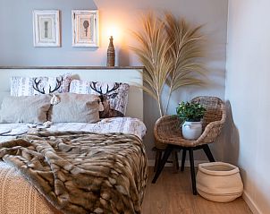 Sfeervolle slaapkamer in vakantiehuis Manderveen, ideaal voor een romantisch verblijf in Twente.