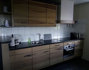 Volledig uitgeruste keuken in Lutke Disserot vakantiehuis in Lattrop, Twente met moderne voorzieningen.