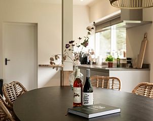 Stijlvolle eettafel met wijn in Vakantiehuisje in Agelo, Twente, Overijssel.