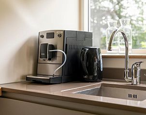 Koffiezetapparaat in keuken van Vakantiehuisje in Agelo, Twente, Overijssel.