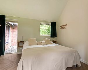 Slaapkamer met tweepersoonsbed in Vakantiehuisje in Agelo, Twente, Overijssel.